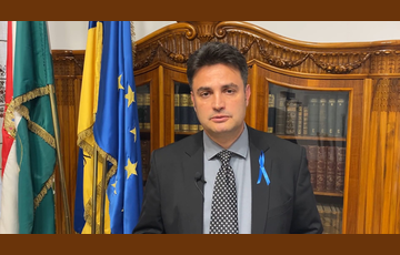 Újrakeresztelkedik Márki-Zay Péter Brüsszel Templomában, Ujhelyi és Cseh Katalin vezeti a szertartást