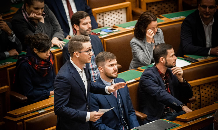 Itt a bizonyíték, hogy az ellenzék még a parlamenti üléseken is Washingtonból kapja az utasításokat