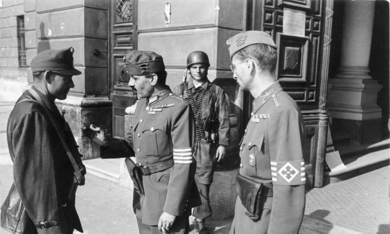 Bundesarchiv_Bild_101I-680-8283A-27A,_Budapest,_ungarische_Soldaten_vor_Verteidigungsministerium