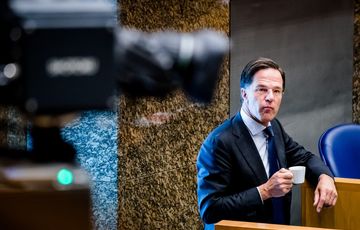 A Momentum k&uuml;lf&ouml;ldi gazd&aacute;i akarnak t&eacute;rdre k&eacute;nyszer&iacute;teni benn&uuml;nket - Rutte megint nem b&iacute;r mag&aacute;val