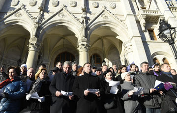 Az ellenz&eacute;k csak csal&aacute;ssal tud győzni