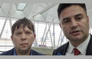 M&aacute;rki-Zay, &eacute;s tan&aacute;csad&oacute;ja &uacute;gy jelentek meg Ferihegyen, mintha a Trainspottingb&oacute;l l&eacute;ptek volna ki