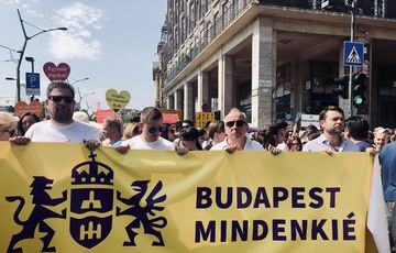 Parádé: a jobbikos kiment a Pride-ra, majd Niedermüller spontán magával csábította, aztán eljárást kezdeményeztek ellene, de aztán nem