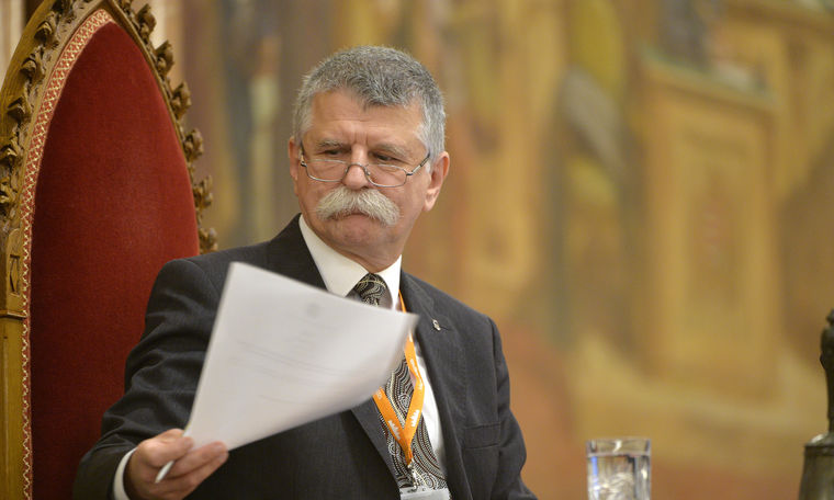 Jakab Péter buta fejet vág